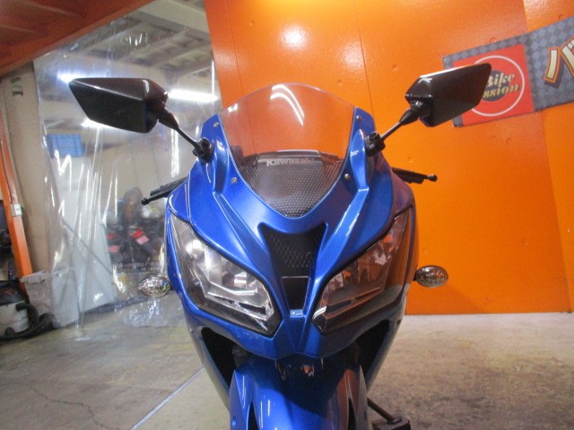 見てください！ヘッドライトが社外品で見た目がまるで後期！ウインカーも社外のＬＥＤですよ！！